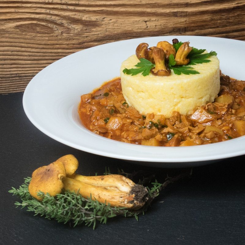 Eierschwammerlgulasch mit Polenta