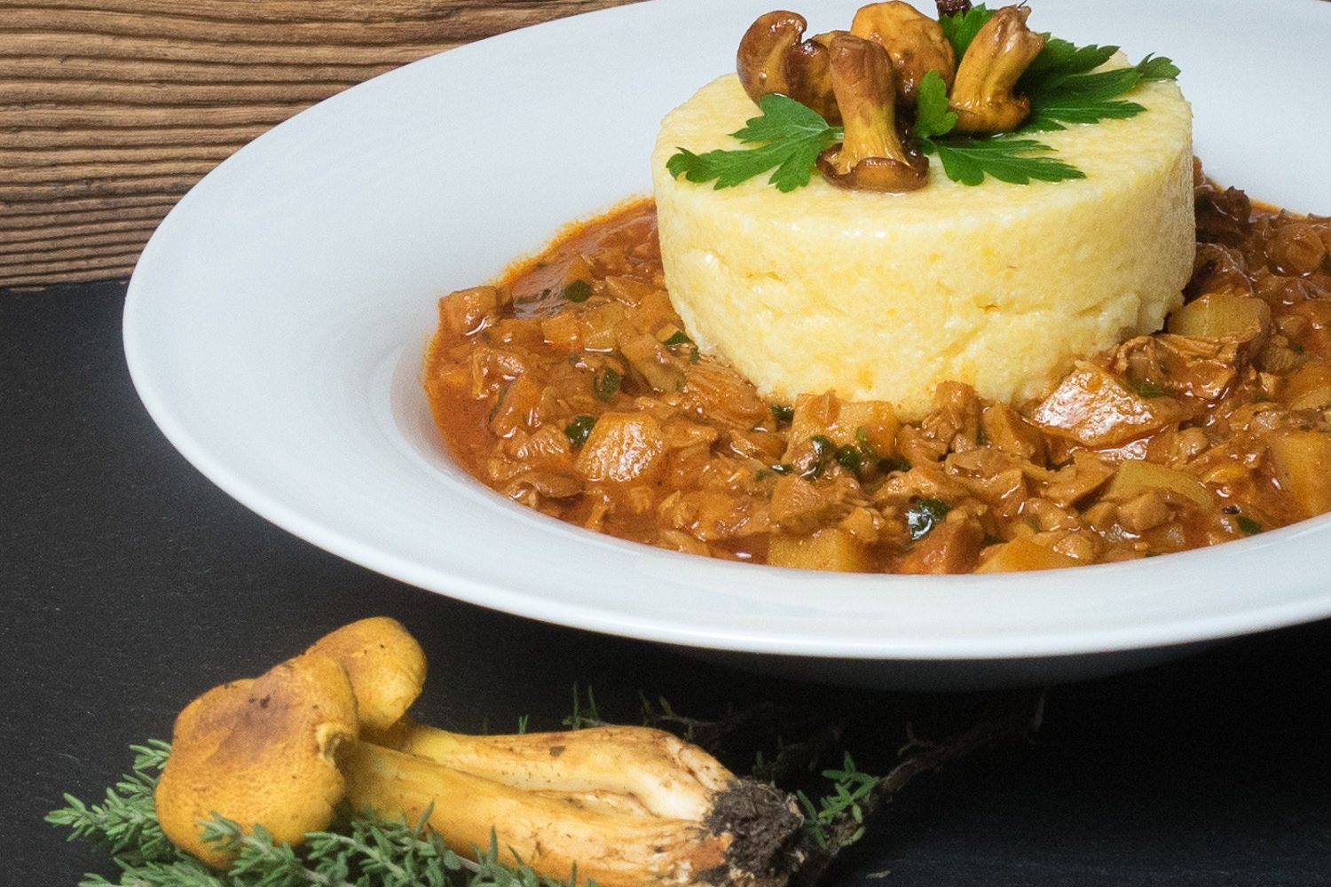 Eierschwammerlgulasch mit Polenta